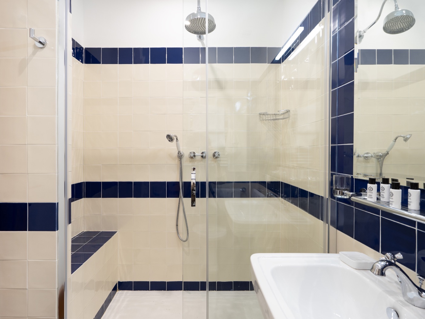 Ginevra bathroom